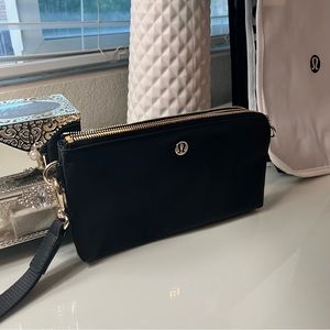 Sold🔻NWOT Lululemon curved wristlet